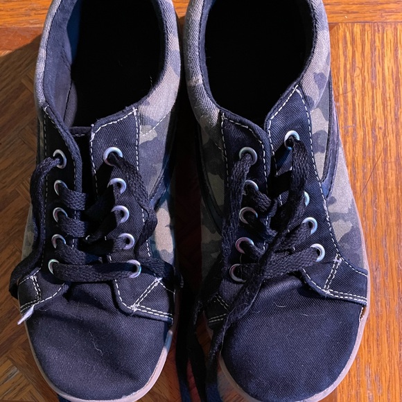 NWOT size 3 boys shoes - Picture 2 of 4